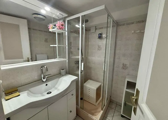 Maisonnette Proche Avec Jardin - - Fr-1-194-336